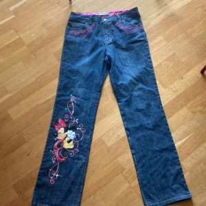 Straitleg Disney jeans - Jeans från Disney med minne mouse som motiv och råsa broderi. Sälgs inte längre och därav det lite högre priset. Pris kan diskuteras 