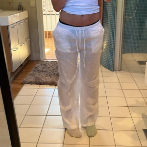 Linnebyxor  - Säljer ett par linnebyxor från hm som jag har sytt ner midjan på lite