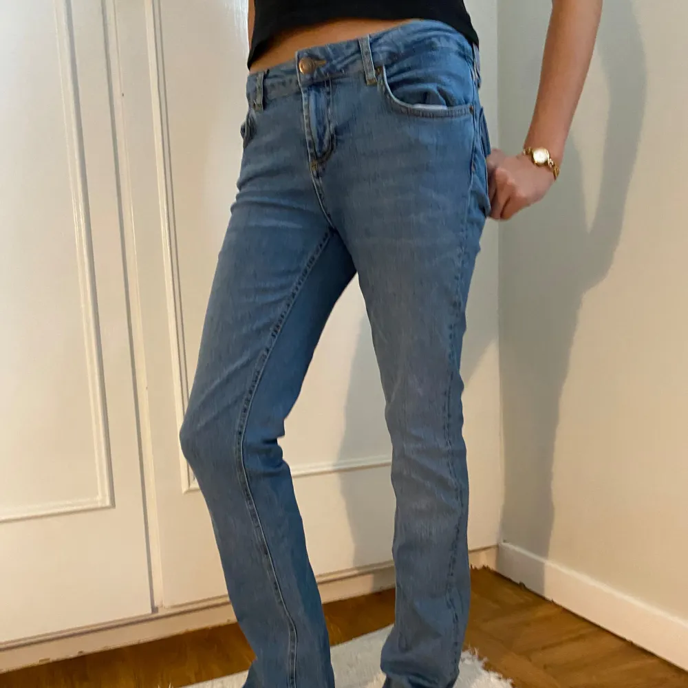 Säljer dessa slutsålda blåa bortbyt jeans från zara i storlek 34, super fina åhh sköna❤️. Jeans & Byxor.