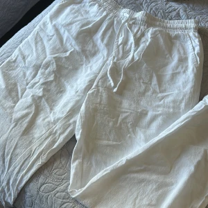 Vita linnebyxor!  - Vit linnebyxor med shorts på insidan, alltså ej genomskinliga. Helt nytt skick har även en fick därbakom. 