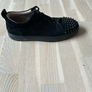 Loubs bra skick - Bra skick svarta snygga loubs med box och dustbag har kvitto med!✌️