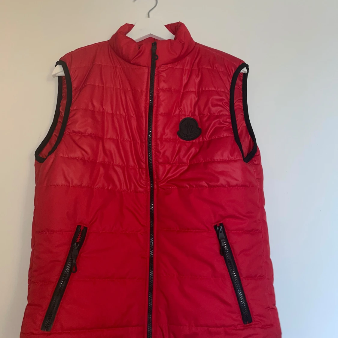 Röd moncler väst  - 90