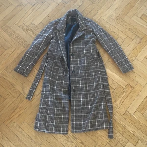 Rutig kappa - Knappt använd, inga defekter och i fint skick. Köpt från lager 157 i storlek xs.      🎉(VÄLJ 10 VALFRIA ANONSER FÖR 200KR)🎉