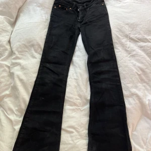 Lågmidjade bootcut jeans - Lågmidjade bootcut jeans från Gina Tricot, har sytt dom lågmidjade men det är inget som syns utan det är bara mer lågmidjade än modellen. Säljer pga av att de är för små