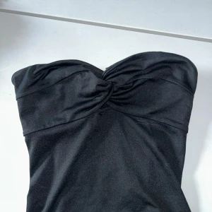 Tub topp - Typ topp med en öppen detalj, använd fåtal gånger och i väldigt fint skick💕