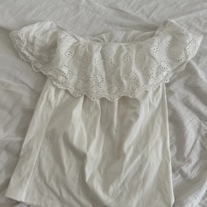 Vitt somrig blus 🤍 - Vitt somrig blus som är elegant och passar nästan allt. Lätt att styla outfits med🤍är ett spanskt märke där kläderna oftast går för 600kr+ I storlek EUR M