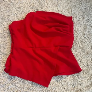 Bandau topp - Super snygg bandau topp, sitter på plats och lite tjockare material så super bra