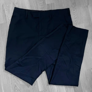 Byxor - Fina byxor från H&M i storlek M! Köparen står för frakten men kan även mötas upp i Uppsala, Knivsta eller Sigtuna! Tveka inte att fråga mig om något💙