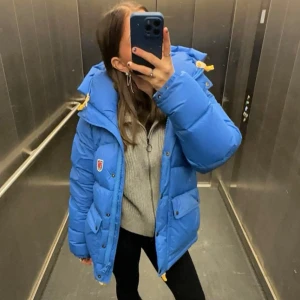 Fjällräven jacka - Säljer nu min älskade fjällräven jacka🥹💙 Jackan är köpt på blocket helt ny och oanvänd för ett år sedan så jackan är endast använd en vinter säsong. Skriv privat för fler bilder! Pris jag köpte för: 5999 kr