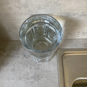 Gott vatten 💦  - Om ni har någon minsta fårga ställ den, i bra skick kranvatten.