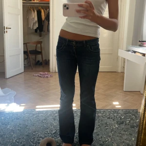 Lågmidjade jeans - Så snygga lågmidjade bootcut jeans. Mörkblåa med coola fickor. 