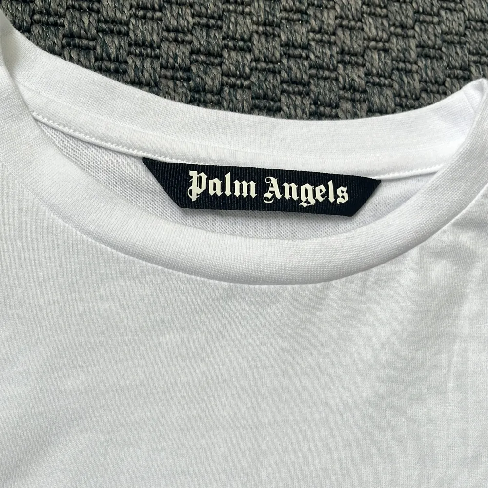 Säljer nu min feta palm angels t-shirt då den inte kommer till användning. Skicket är 10/10 aldrig använd. Kommer med förpackningen. Ord pris: 2900kr. Priset går att diskutera!. T-shirts.