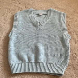 Väst storlek: 170 funkar som Xs/S - Ljusblå väst. Helt oanvänd! Bra skick.