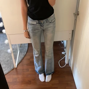 lowrise flare jeans - light wash lowrise flare jeans från EMP 🫶 skriv vid ev frågor :)