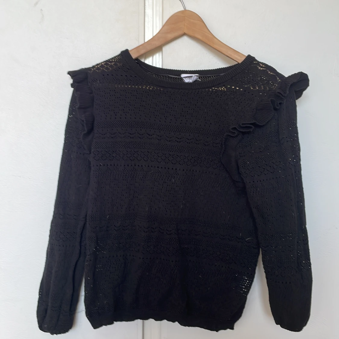 Svart långärmad tröja med mönster. Från Ullared i storlek S.