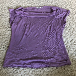 Lila topp från Turnover - Säljer en lila topp från Turnover i storlek M. Toppen är ärmlös och har en lös passform. Perfekt för sommaren eller en avslappnad dag. Materialet känns mjukt och bekvämt mot huden. Toppen är i bra skick och redo för en ny ägare!