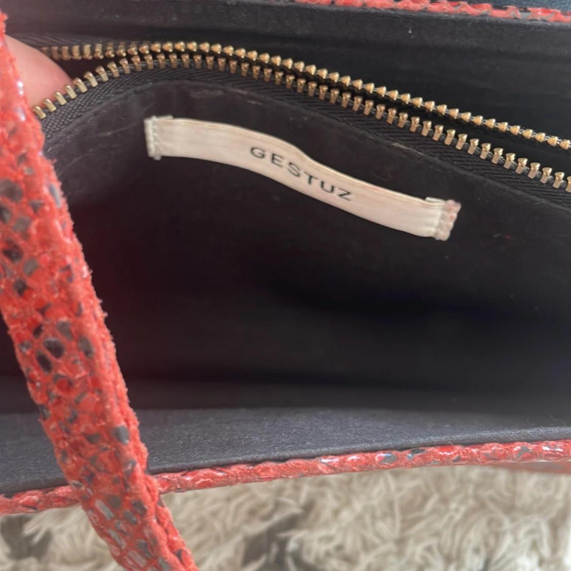 Röd axelväska med ormmönster från Gestuz - 90