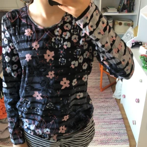 Blommig långärmad tröja från Gerry Weber - Säljer en superfin långärmad tröja från Gerry Weber i storlek S. Tröjan är blått med ett blommigt mönster i rosa och grått. Den är perfekt för höst och vår, och är gjord av mjukt och bekvämt material. Passar både till vardags och chill!