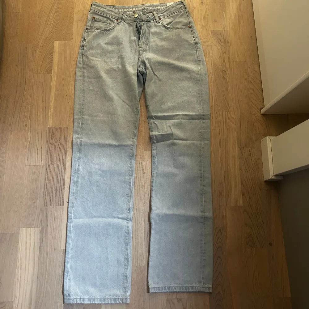 Ett par raka lågmidjade jeans från bikbok. 27x32 💕jätte bra skick. Jeans & Byxor.