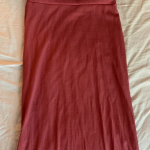 Rosa långkjol  - Rosa ribbad tight långkjol med slits, köpt på shein för 99kr. Storlek S men passade mig som har XS. Säljer då den inte kommer till användning 