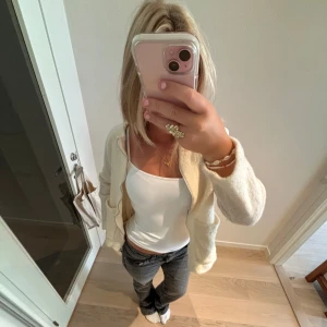 Snygg stickad kofta  - Så sjukt snygg stickad kofta! Så skön och så fin och bekväm nu till hösten🥰💞Den har en liten fläck men inget man tänker på eller som syns på d sättet💞🥲💘