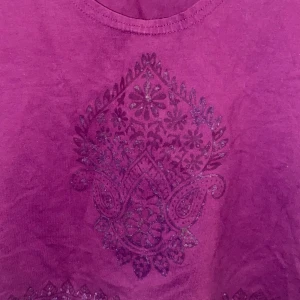 Söt topp - Så fin topp från Indiska. Passar tyvärr inte på mig💔 Trycket är från början i sammet, men är lite bortnött på ett fåtal ställen, annars så fint skick!