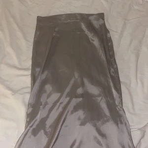 Lång satinkjol - Jättefin satinkjol som aldrig använts eftersom den är för liten.