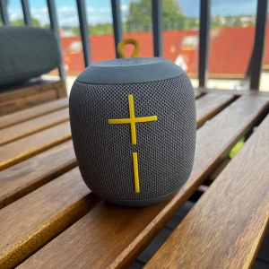 Ultimate Ears wonderboom portabel högtalare - Säljer en wonderboom 2 portable trådlös högtalare. Inköpt cirka 3år sedan men sparsamt använd. Fungerar felfritt att koppla till telefonen och ljudet är super. Laddas med en micro-USB sladd. Den är vattentät och har batteritid i upp till 13h. 