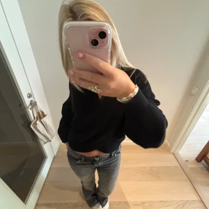 Mysig stickad tröja  - Sjukt skön svart stickad tröja, fick den i födelsedagspresent, aldrig använd💞Jätte fin nu till hösten!🍁🍂