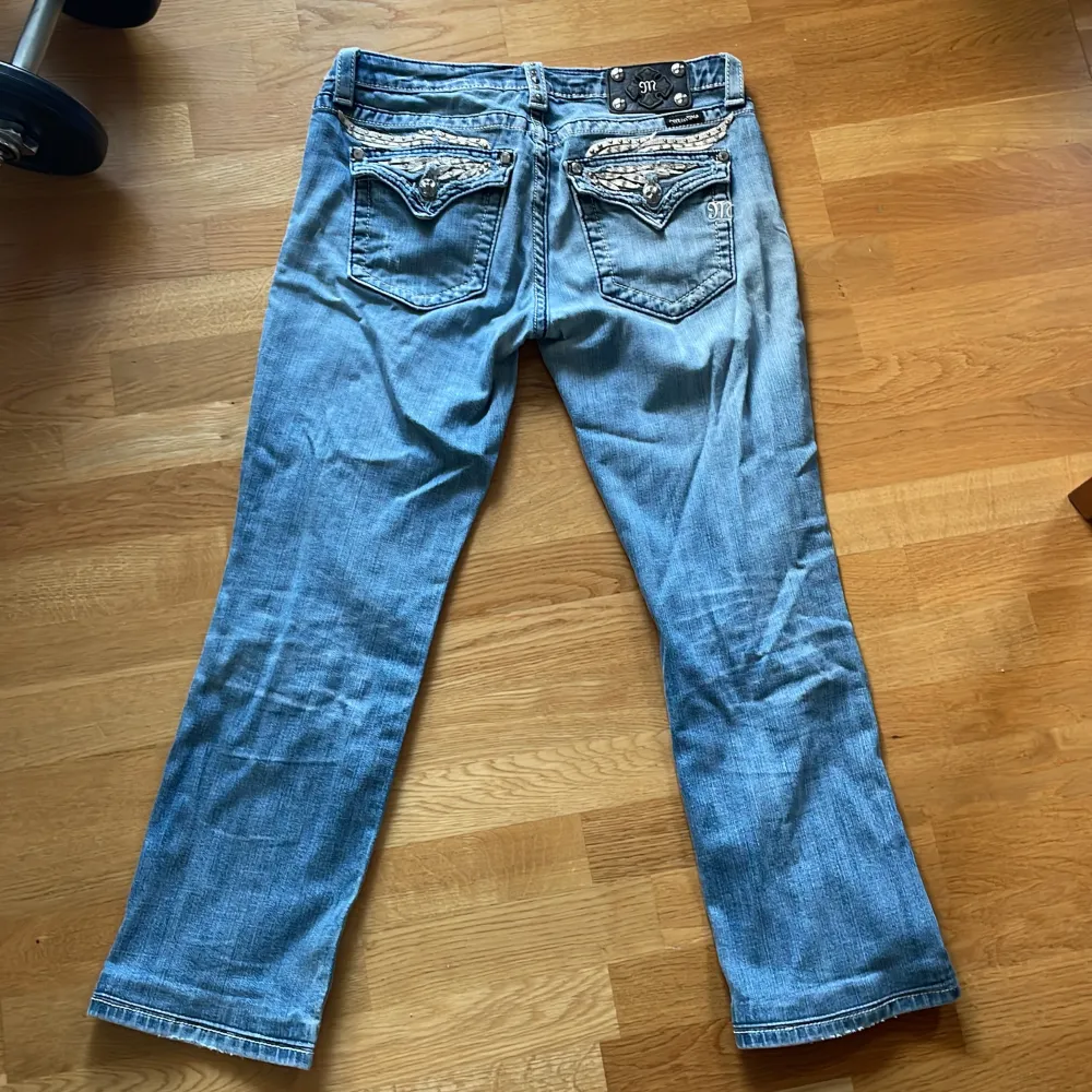 Ljusblå straight miss me jeans i storlek 31. Bra skick förutom några små slitningar på ena låret och ena bakfickan. Köpta second hand i danmark. Midjemåttet är 42cm tvärsöver, innerbenslängden är 71cm. Skriv om du har frågor eller för fler bilder🩷. Jeans & Byxor.