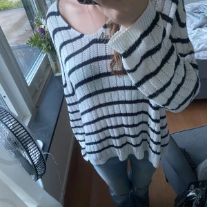 Randig tröja - En fin, söt och randig tröja som är använd få gånger och är i väldigt bra skick 💓
