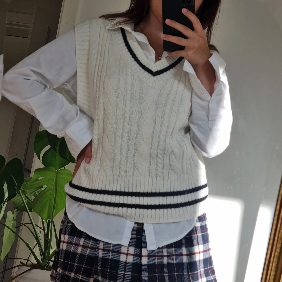 Vit stickad väst med svarta ränder - 92