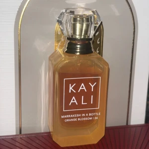 KAYALI Marrakesh ✨ - Säljer denna då den inte passade mig riktigt! Är lite unisex skulle jag säga ☺️ parfymen hade läckt lite i sin förpackning därav inte 100% full (se bild 3)