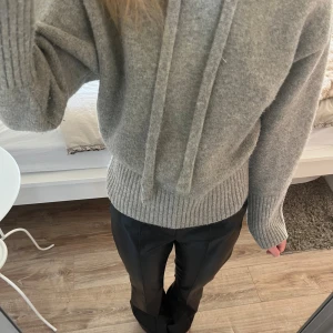 Grå stickad hoodie - Grå stickad tröja från zara i storlek s. Har inte använt den mycket då jag inte trivs i den. Den är lite nopprig men ingen som är synligt.