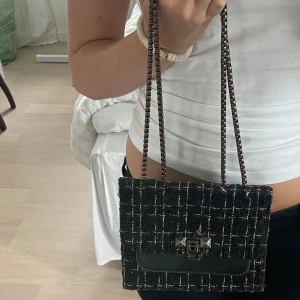 Fin väska - Så fin väska❣️den rymmer mobil och en del till. Kedjan har tappat lite av sin färg men inget man tänker på. 