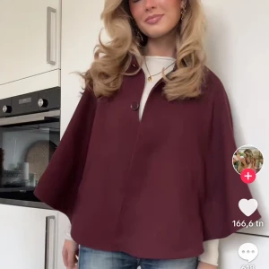 Hm poncho - Säljer denna snygga vinröda Poncho ifrån H&m. Aldrig använd så i nyskick!  Kan skicka fler bilder om det önskas.  (Första bilden är lånad) 