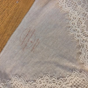 Intimissimi spets blus - ÄLSKAR den här tröjan! Super fin men jag använder tyvärr inte den längre. Köpte för ca en månad sen men har bara används 1 gång tyvärr. Spets blus i storlek S. Pris kan diskuteras 💕✨