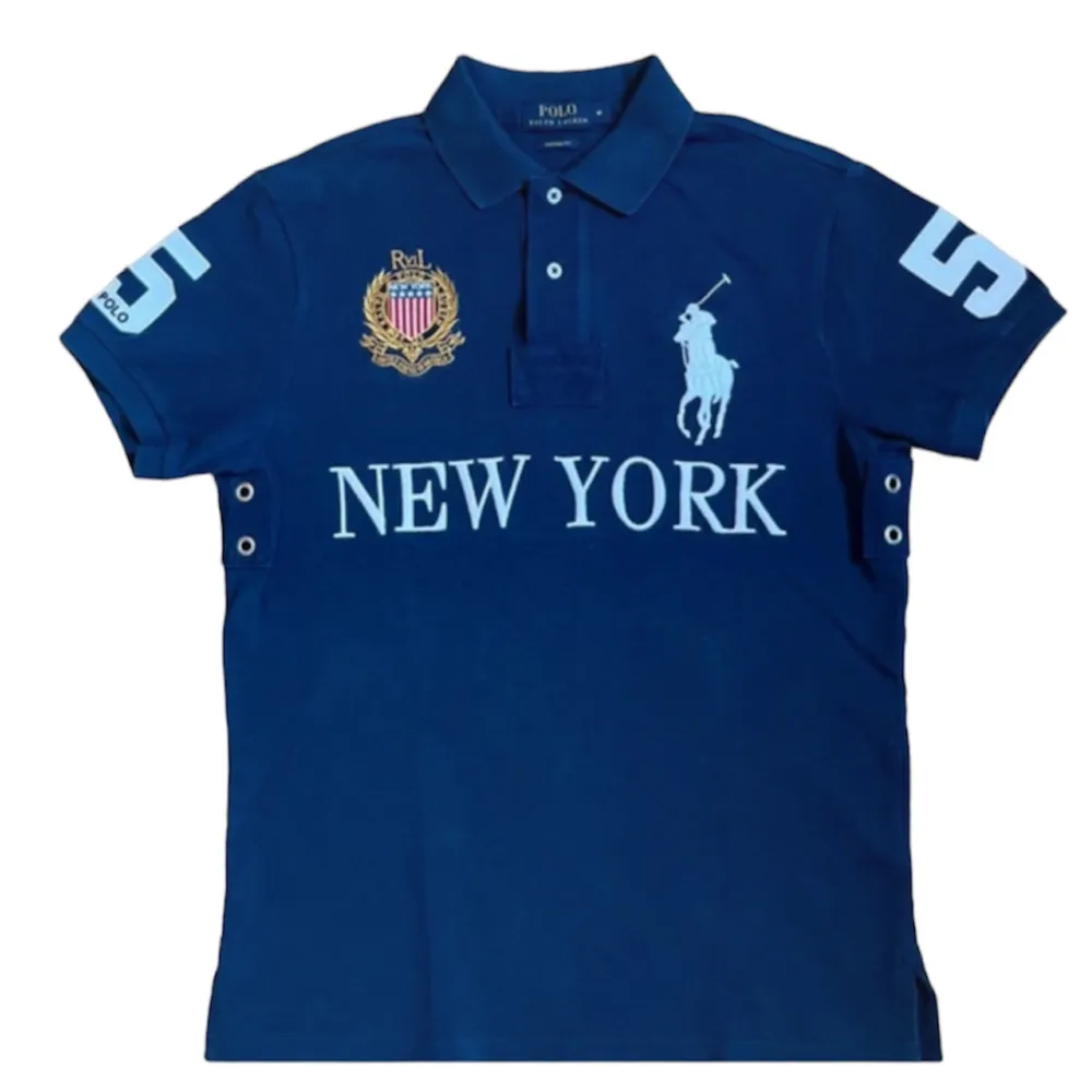 Hej! Säljer en Polo Ralph Lauren New York Pike i jätte fint skick. . T-shirts.