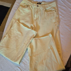 Beige jeansbyxor från IMTD - Säljer ett par snygga beige jeansbyxor från IMTD i storlek S/M. Byxorna har en klassisk femficksdesign med knapp och dragkedja framtill. Perfekta för både vardag och fest!