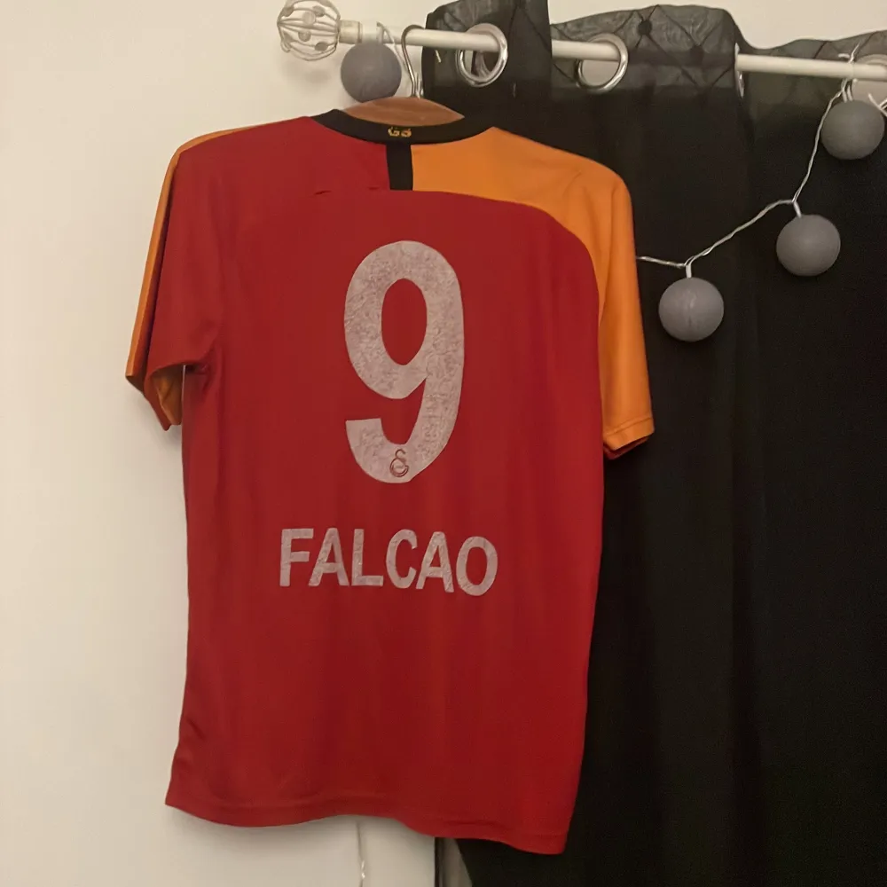 Säljer denna galatasaray fotbollströja  Skick: bra men text och ryggnummer syns inte lika bra som nyköpt Köpt år 2019 Använd: då och då   Köptes i Turkiet  Falcao 9 på ryggen . T-shirts.