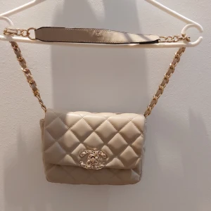 Chanel väska - Säljer denna beiga chanel väska