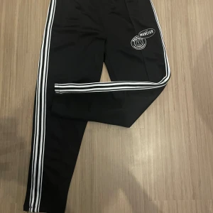 Mercier byxor  - Ett par svarta Mercier byxor. Använt skick… Bara att skriva om du har några frågor!