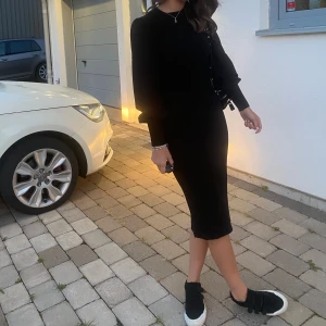 Klänning - Super fin stickad klänning från Pernilla wahlgrens kollektion. Använd 2 gånger Säljer för den endast ligger i garderoben