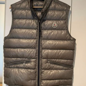Moncler väst - Moncler väst Storlek 2 Skick 7/10 (repleced dragkedja) 