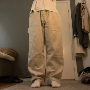 Sweet sktbs byxor - Beigea Byxor i storlek medium. Använda men inte mycket slit