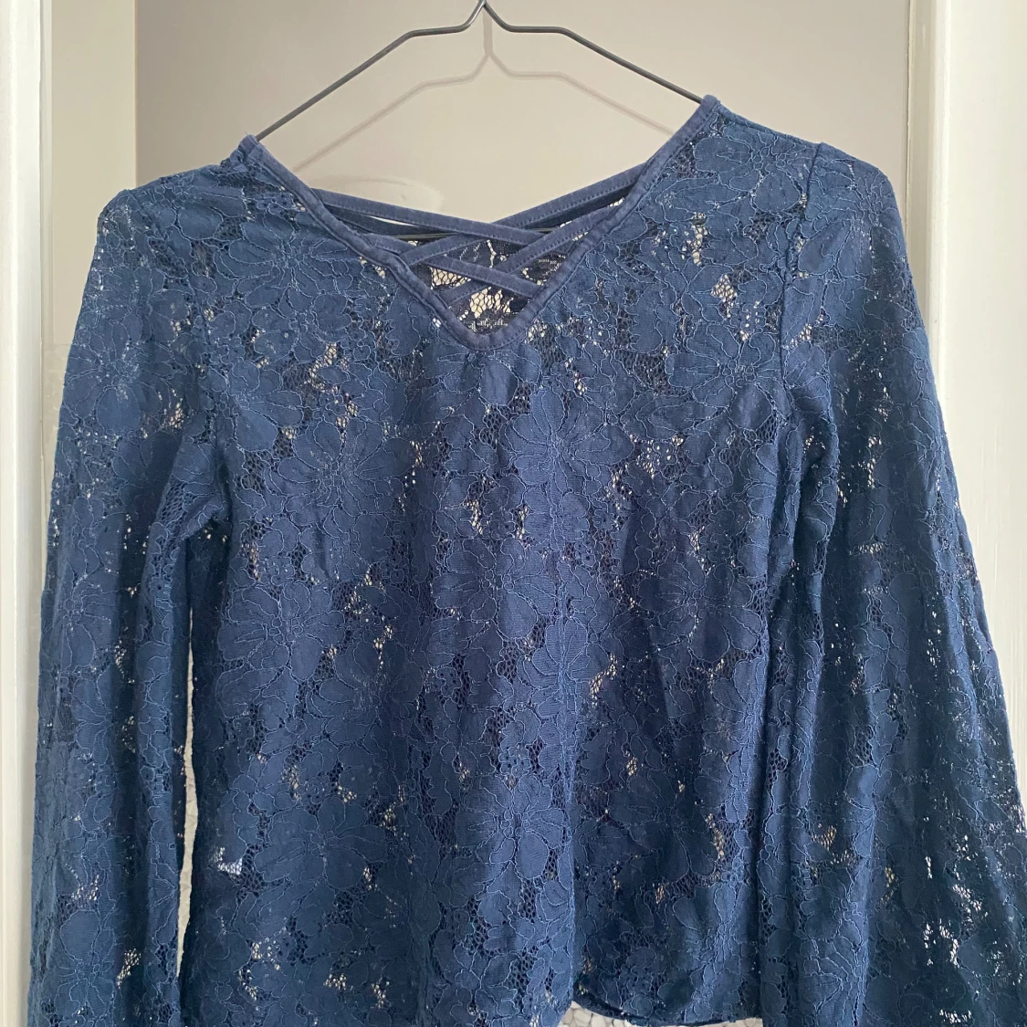 Blå spetsblus med långa ärmar - 90