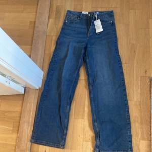 Jeans från Kappahl som har lappen kvar, aldrig använda. Storlek 164  50% av det ordinarie priset, vid snabb affär kan priset sänkas  