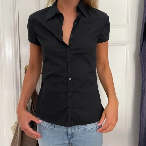 Skjorta/blus - Mörkblå skjorta, använd en gång, inga defekter.