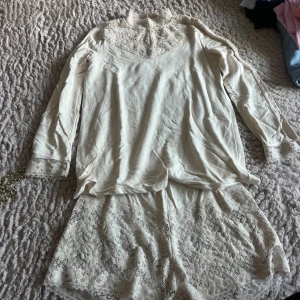 Vit spetspyjamas - Säljer en superfin pyjamas med spetsdetaljer. Den är helt oanvänd och är så skön att ha på sig🩷