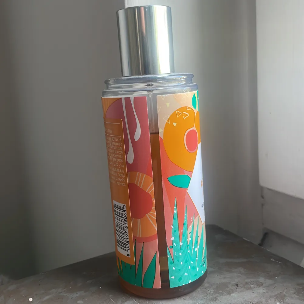 Body & hair mist från Body Shop. Doft: apricot and agave🍑🍯 Lite sprejat.. Parfym.